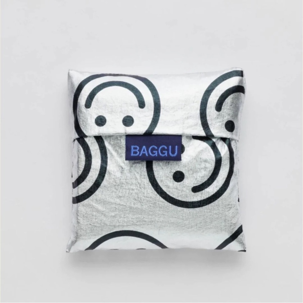 BAGGU Metallic Silver Smiley Pouch